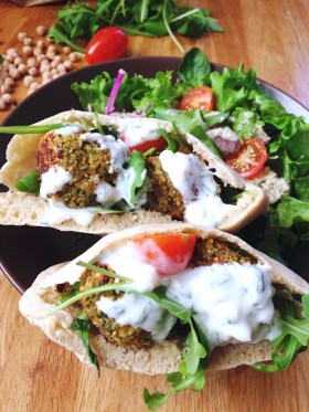 Falafels, pains pita, sauce à la menthe