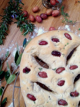 Fougasse aux olives thym et romarin vegan