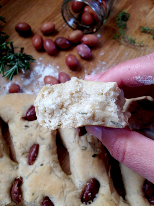 Fougasse aux olives thym et romarin