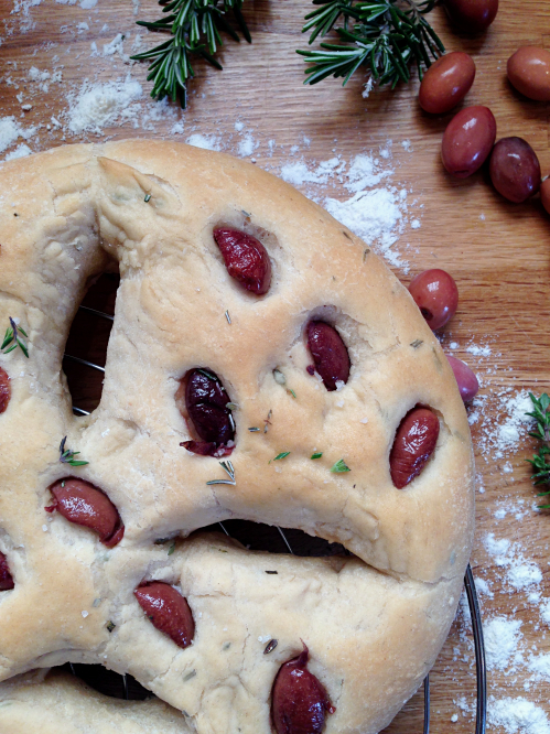 Fougasse aux olives thym et romarin vegan