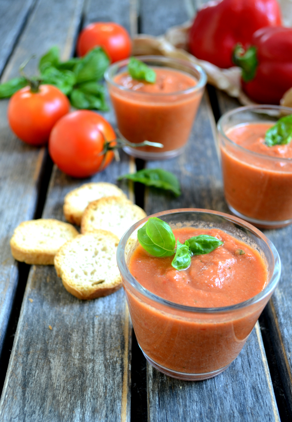 Salade de pâtes au gaspacho de tomate et concombre en gros