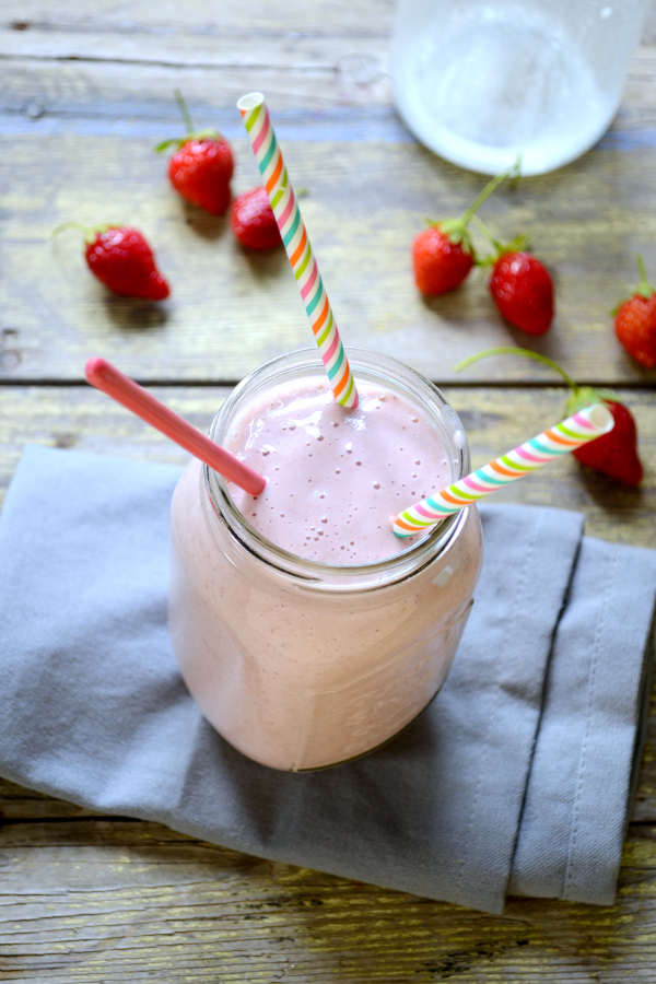 Milkshake smoothie fraise banane sarrasin vegan sans gluten végétalien
