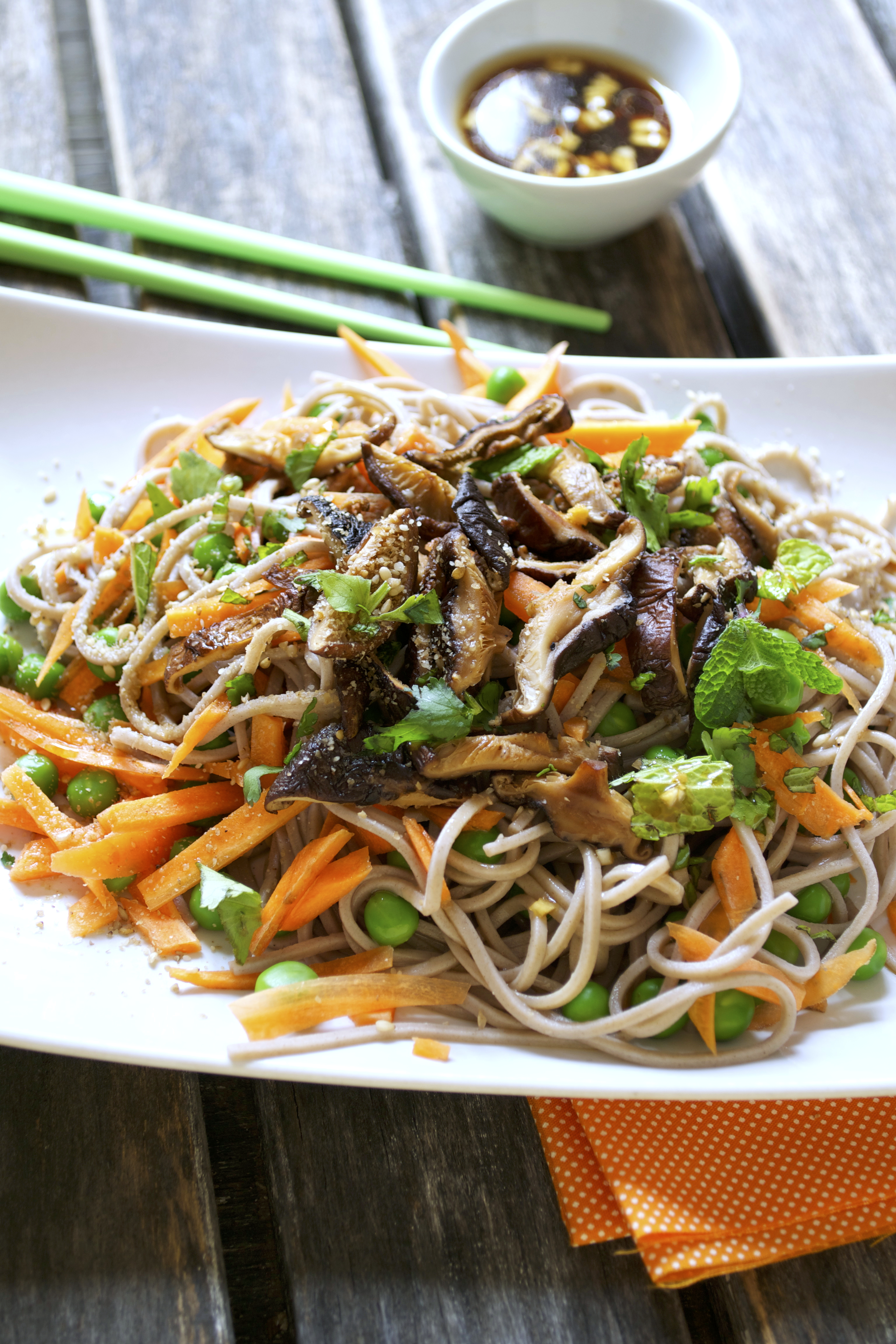 Salade de nouilles soba aux shiitakés vegan végétalien