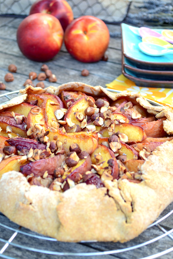 Tarte rustique pêche noisette vegan végétalien