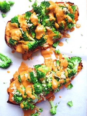 Patate douce au four brocolis quinoa sauce crémeuse vegan végétalien